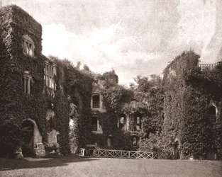 Raglan kastély, Monmouthshire, Wales, 1894.