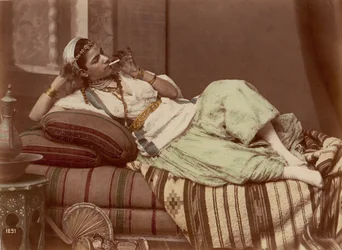 Fekvő, dohányzó nő, 1870-90.