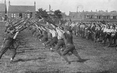 Újoncok, akik megtanulják a bajonett használatát, 1915