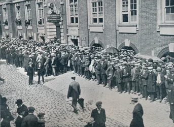 Újoncok várakoznak a központi londoni toborzóraktár előtt, 1914