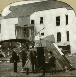 Menekülttábor, a háttérben egykori lakóház romokban. Ez a földrengés munka, 1906.