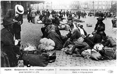 Északról érkezett menekültek szállást kereső vezetőre várnak, Párizs, első világháború, 1914-1918