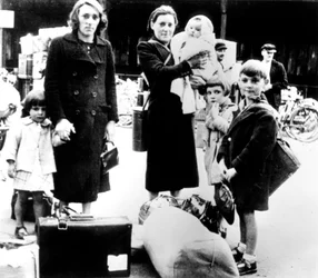 Menekültek holmijukkal, a németek által megszállt Párizs, 1940. július