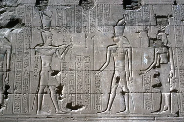A fáraó domborműve Hórusz előtt, Hórusz temploma, Edfu, Egyiptom, Ptolemaioszi korszak, Kr.e. 251-Kr.e. 246