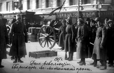 Forradalmi barikádok a Liteiny Prospekton, Petrograd, Oroszország, 1917. február 27.