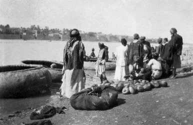 Dinnyével megrakott folyami hajó, Tigris River, Bagdad, Irak, 1917-1919