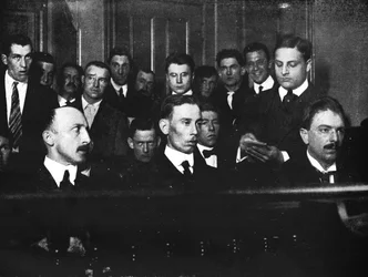 Robert Fay a bal oldalon és két bűntársa lefotózták a bíróságon, 1915.