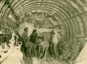 Forgóvágó munka közben a város és a dél-londoni vasútvonal kibővített csövében, 1930.