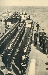 Királyi tengerészgyalogosok felsorakoztak a parádén egy hajó fedélzetén, II. világháború, 1939-c1943, 1944.
