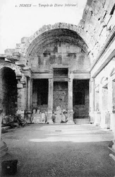 A római Diana-templom romos belseje, Nimes, Franciaország, XX. század