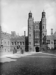 Az iskola udvara és a Luptons Tower, 1926
