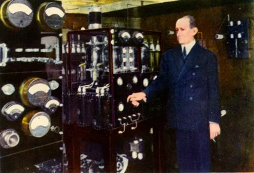 Marconi szenátor a jachtja vezeték nélküli szobájában.