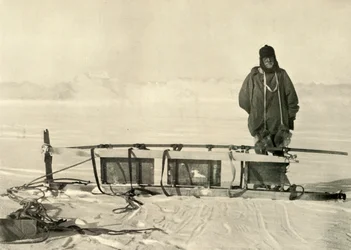 Shackleton a Broken Southern Sledge mellett áll, c1908, 1909.