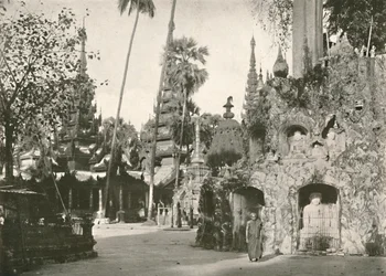 Szentélyek a Shwedagon pagodánál, Yangon, 1900.