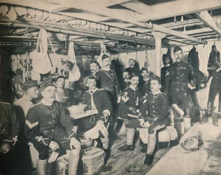 Katonák egy szállítókabinban, c1900.