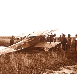 Katonák a kétfedelű repülőgép körül, Somme, Észak-Franciaország, c1914-c1918