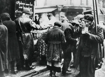 Leveskonyha a rászorulóknak, les Halles, a németek által megszállt Párizs, 1941. február