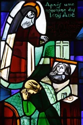 Ólomüveg, amely Sainte Therese de Lisieux-t ábrázolja, amint egy beteg gyermeket gyógyít a Notre-Dame-de-la-Trinite templomban, Blois, Franciaország