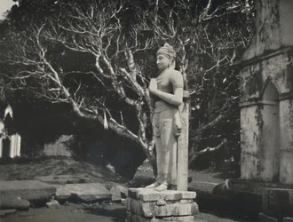 Kőfigura a Ruwanweli Dagoba közelében, Anuradhapura, 1926