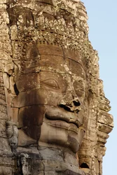 Kőarcok az Angkor Thom-i Bayon templom tornyain, amelyek VII. Jayavarmant bodhiszattvaként ábrázolhatják. Siem Reap, Kambodzsa