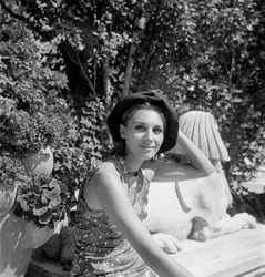 Paola Pitagora színésznő a Velencei Lidón rendezett XXV. Nemzetközi Filmfesztiválon - 1964