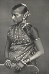 Tamulin ékszerekkel, 1926