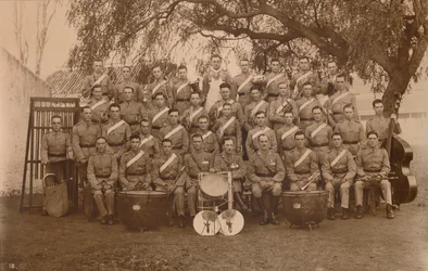 Az első zászlóalj zászlóalj bandája, a Queens saját királyi West Kent ezredje. Poona, India, 1