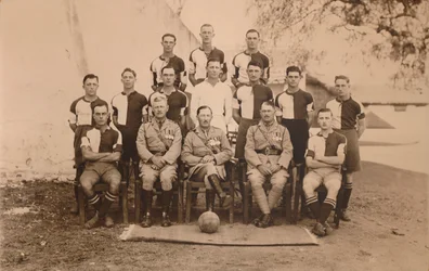 Az első zászlóalj zászlóalj futballcsapata, a Queens saját királyi West Kent ezrede. Poona,