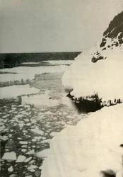 Az első leszállóhely, az öbölben kitörő és északra sodródó jég látható, 1908, 1909