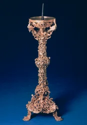 A Gloucester gyertyatartó, aranyozott harangú fém, angol, XII. század