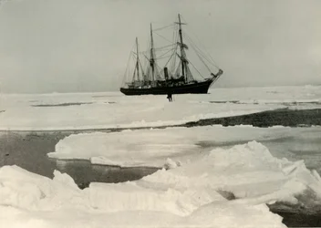 A Nimród átnyomja az utat a nyitottabb csomagon, c1908, 1909