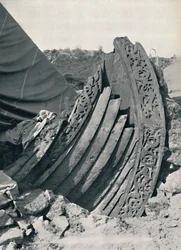 Az Oseberg hajó a halomban, a száron és a korláton lévő faragással, 1935