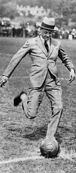 A walesi herceg elindítja a Spurs–Fulham labdarúgó-mérkőzést, 1921