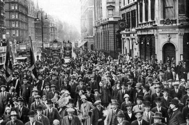 Az Üdvhadsereg menetel az Oxford Streeten, Londonban, 1926-1927