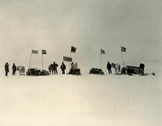 A kiindulópont a jégszélről a Hut Pointtól délre, c1908, 1909.