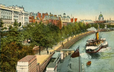 A Victoria Embankment és a gőzhajó a Temzén, London, 1910.