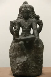 A Victoria and Albert Múzeum. Shiva Dakshinamurtiként. 1200-1300. Késő Chola időszak. Gránit. Dél-India (Tamil Nadu). Egyesült Királyság