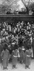 A fiatal hercegek a kiáltványt nézik, 1910
