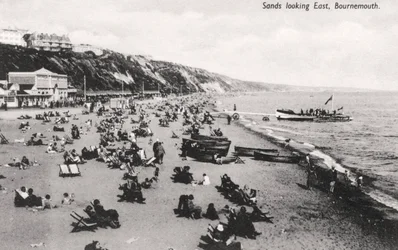 A strand Bournemouthban, Dorsetben, az 1920-as években