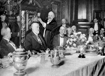 A londoni övkészítő céh mesterének megkoronázása, 1926-1927