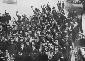 A HMS Vindictive legénysége a Zeebrugge-i razziát ünnepelte 1918. április 23-án