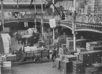 Az egyik nagy kormányzati áruház feladóterme, 1915