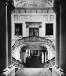 A nagy lépcsőház a Buckingham-palotában, London, 1935
