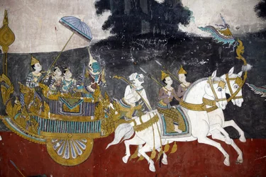 Az ezüst pagoda összetett falainak belsejét a Reamker történetét ábrázoló falfestmények borítják, azaz a klasszikus indiai eposz, a Ramayana khmer változata. A falfestmények egyes részei elhasználódtak, és az időjárás károsodott. A falfestmények p