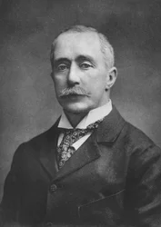 A néhai Sir Daniel Cooper, 1911