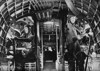 Egy RAF repülő csónak riadójának középső tüzérei az állomásukon, c1940 1943