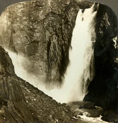 A hatalmas Voringfos forrongó vize, Norvégia egyik legnagyobb vízesése, 1905.