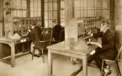 A vezeték nélküli átviteli szoba a Croydon Aerodrome-on, Dél-Londonban, 1928, 1935.