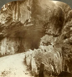 A csodálatos Bratlandsdal út, szilárd szikla hegyfalakon át, Norvégia, 1905.