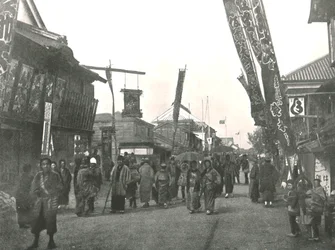 Theatre Street, Yokohama, Japán, 1895.